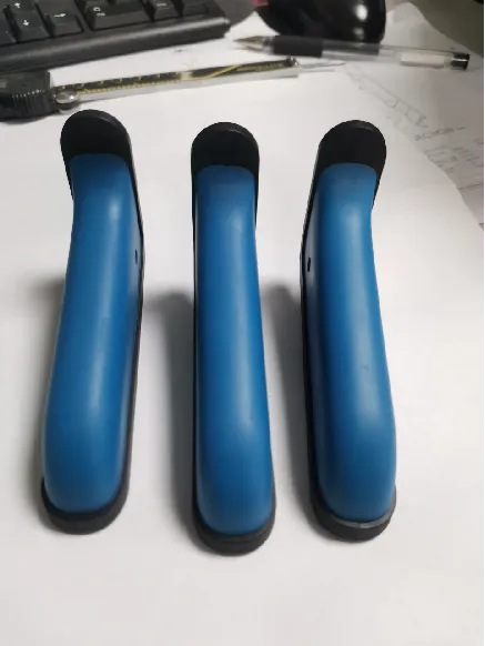 2 つのキャビティ射出成形金型を備えた 2 色のハンドル